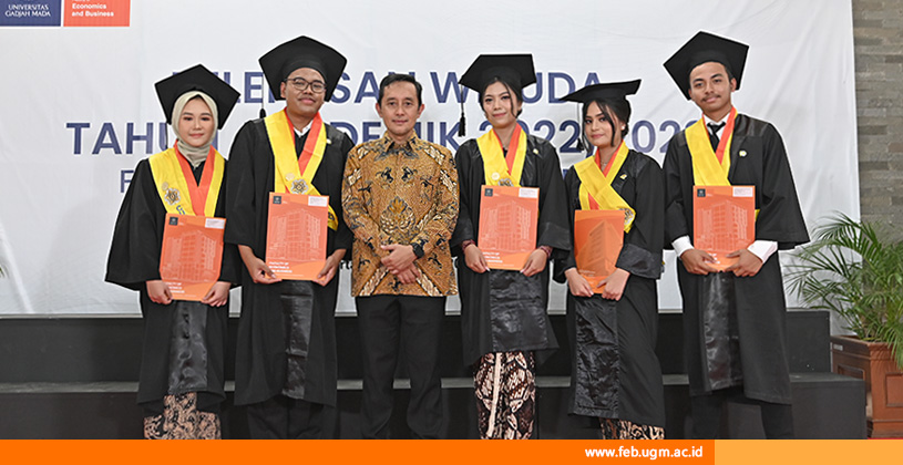 Feb Ugm Melepas 170 Mahasiswa Pada Wisuda Program Sarjana Periode Iv