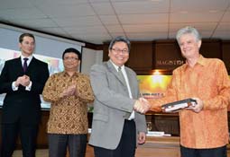 prof marwan asri bersama dubes austria menutup asea uni-net summer university